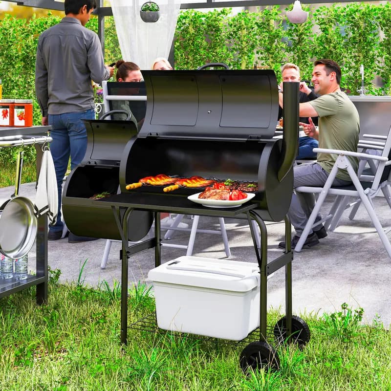 Ahumador offset Outsunny de barril 109 cm con chimenea y ruedas: en uso durante una barbacoa