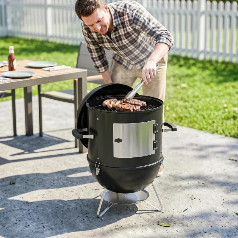 Ahumador vertical Outsunny 3 en 1 con 3 parrillas y termómetro: en uso durante una barbacoa