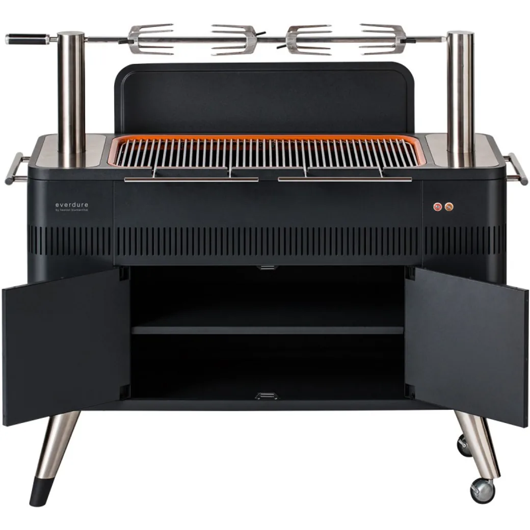 Barbacoa de carbón Everdure HUB con encendido eléctrico y rustidor: el armario de doble puerta abierto con almacenaje