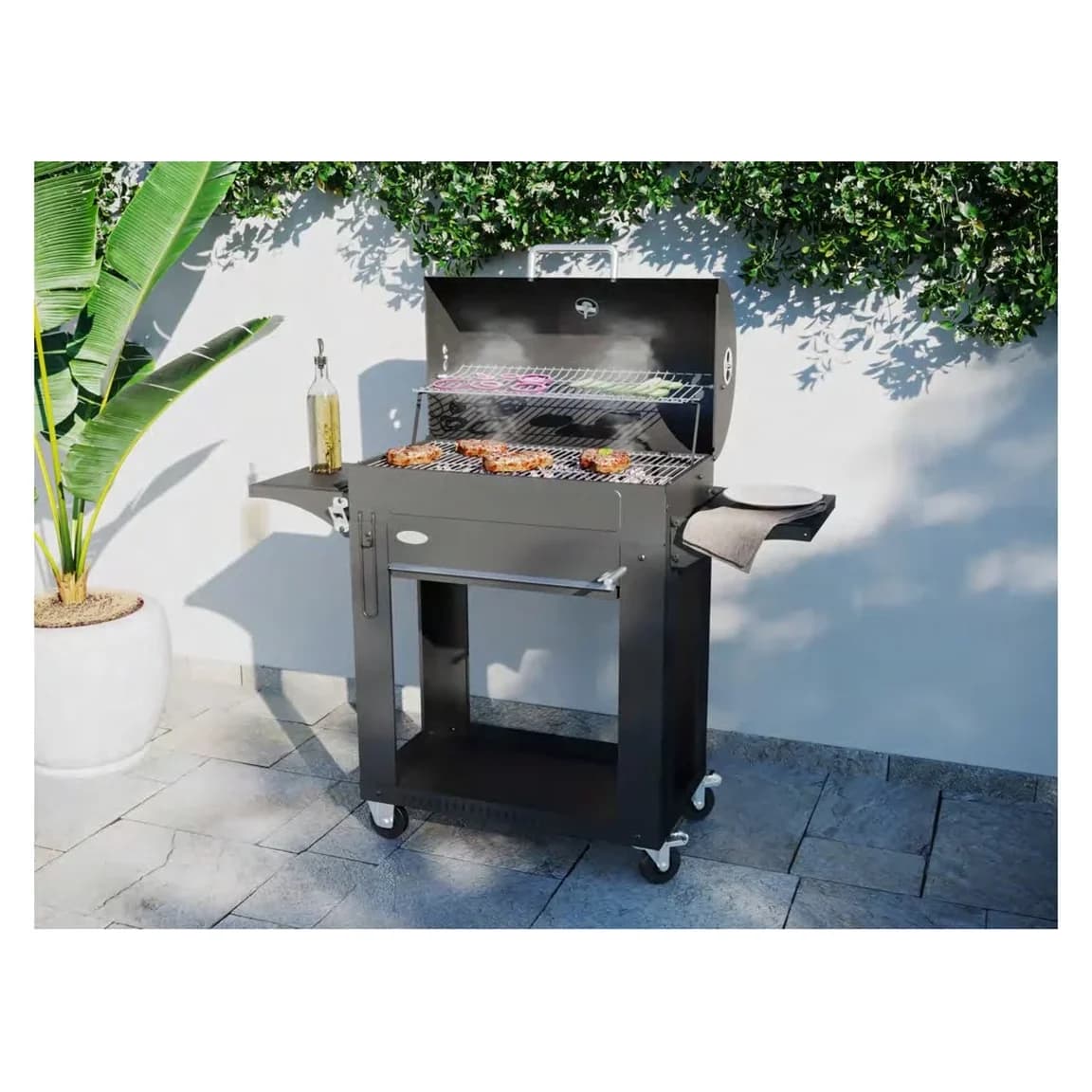 Barbacoa de carbón Imor Milano con tapa, termómetro y 3 parrillas: instalada en la terraza con la tapa cerrada