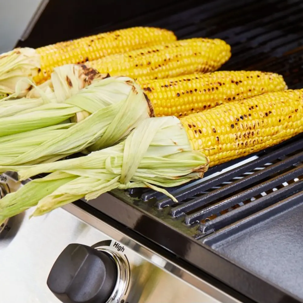 Barbacoa de gas BeefEater Discovery 1200E 3 quemadores con carro: en uso durante una barbacoa
