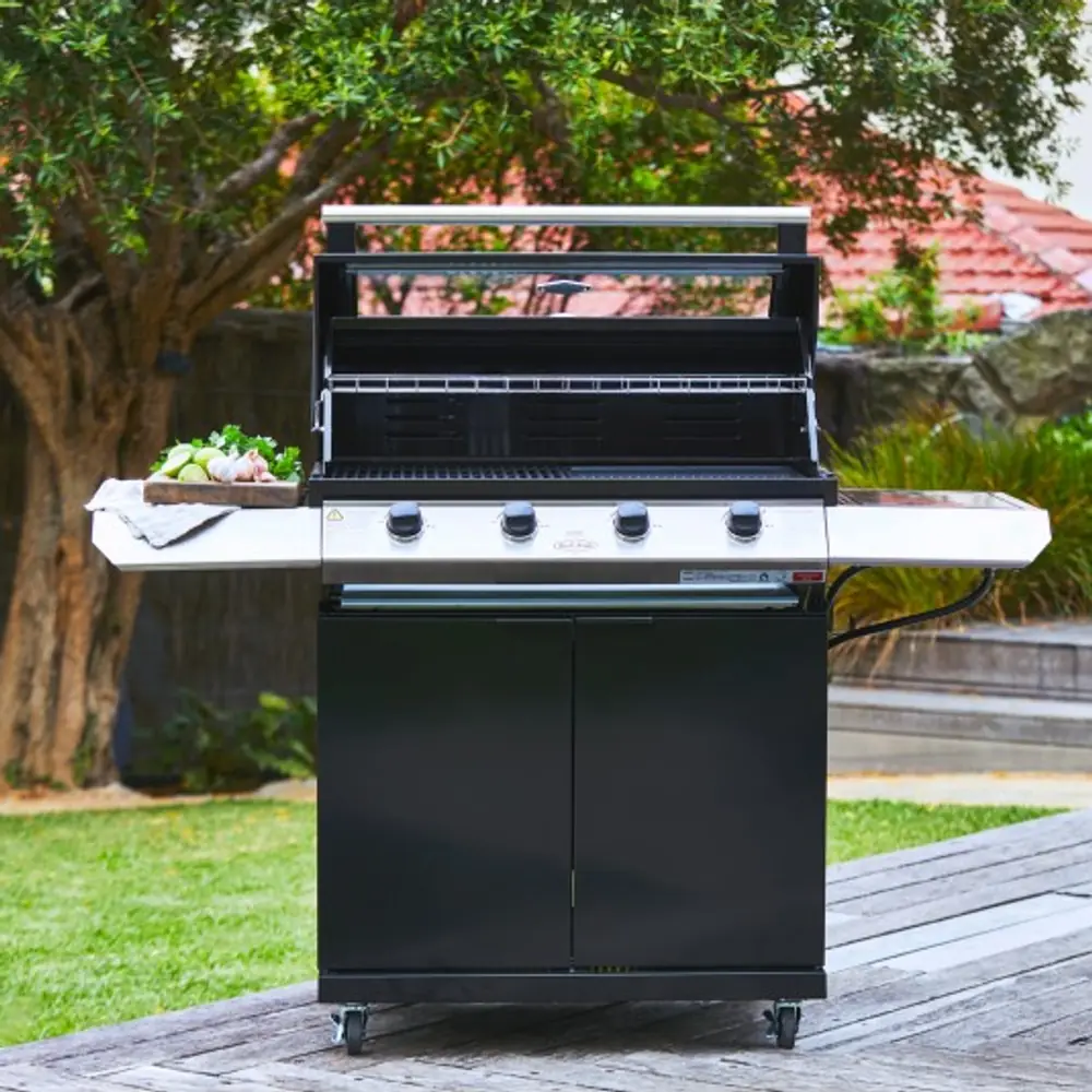 Barbacoa de gas BeefEater Discovery 1200E 4 quemadores con carro: instalada en el jardín, lista para cocinar