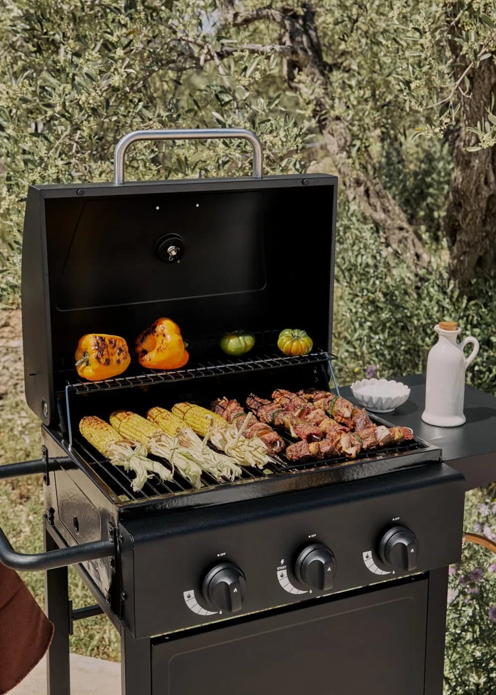 Barbacoa de gas Create Burner 3 quemadores 9 kW con mesa abatible: con la comida hecha en la parrilla y la rejilla superior