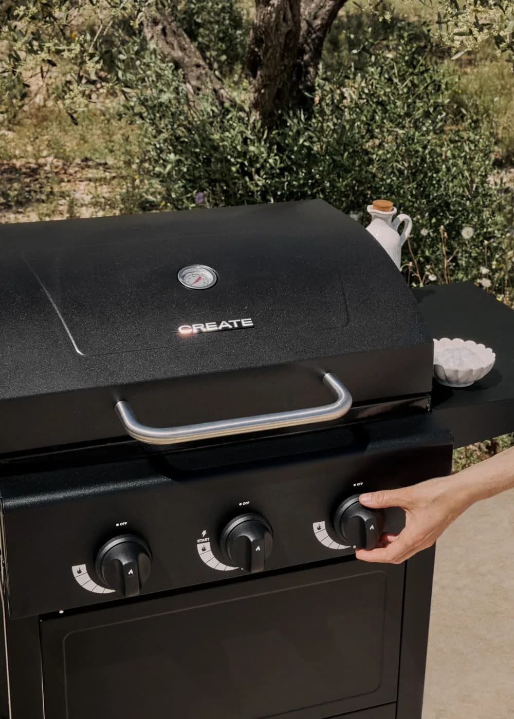 Barbacoa de gas Create Burner 3 quemadores 9 kW con mesa abatible: los tres quemadores encendidos con la comida haciéndose