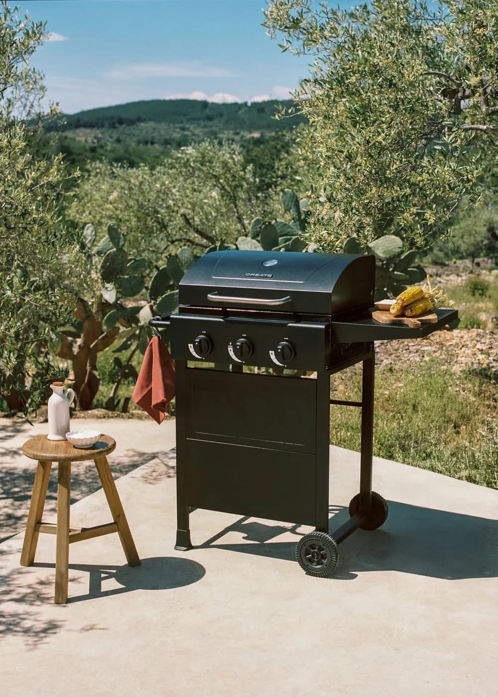 Barbacoa de gas Create Burner 3 quemadores 9 kW con mesa abatible: instalada en la terraza con la tapa cerrada