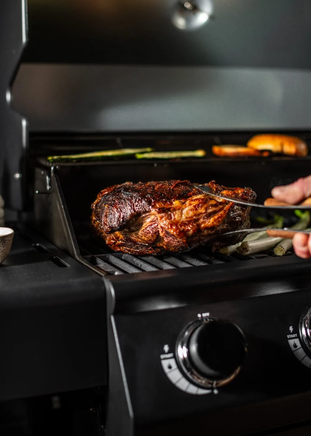 Barbacoa de gas Create Burner Pro 17 kW con 4 quemadores y armario: con la comida hecha en la parrilla y la rejilla superior