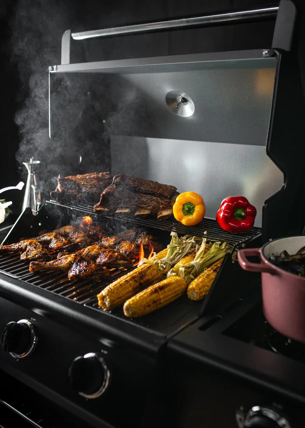Barbacoa de gas Create Burner Pro 17 kW con 4 quemadores y armario: la rejilla superior en uso a la vez que la parrilla principal