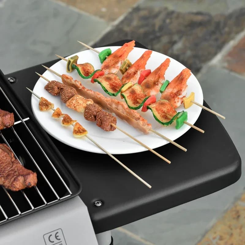 Barbacoa de gas Outsunny 2 quemadores 5,6 kW con tapa: en uso durante una barbacoa