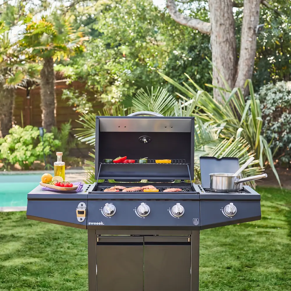 Barbacoa de gas Treville 3+1 quemadores 8,4 kW con armario y ruedas: con la comida hecha en la parrilla y la rejilla superior