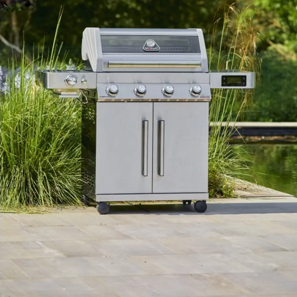 Barbacoa híbrida de gas y carbón Grillstream Gourmet 4 quemadores inox: instalada en el jardín, lista para cocinar