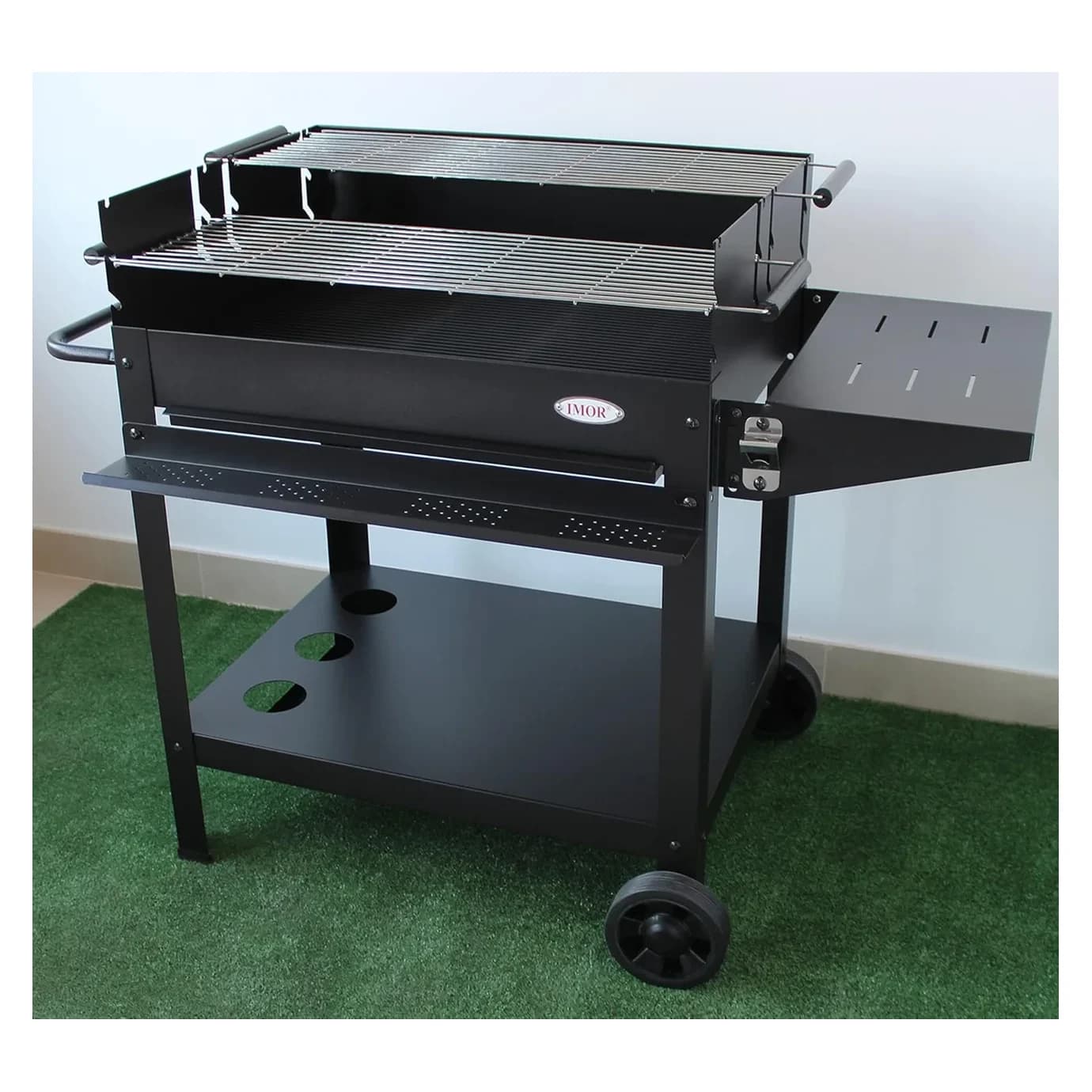 Barbacoa de leña y carbón Imor XL Madrid V20 con 2 parrillas regulables: puesta sobre la barbacoa en el jardín