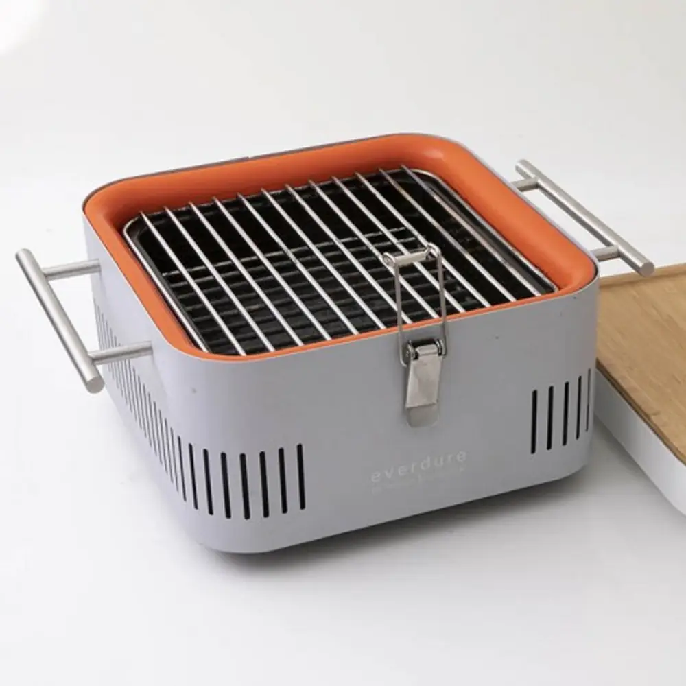 Barbacoa portátil de carbón Everdure Cube piedra 42,5 cm con tabla de bambú: con la tapa abierta y la parrilla a la vista