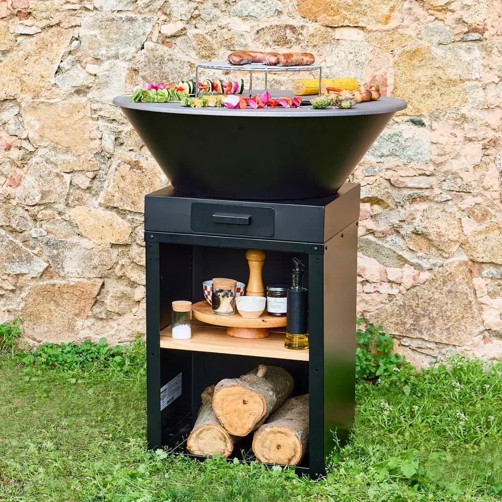 Brasero barbacoa Mombacho Ø 81,5 cm con plancha y mueble para leña: instalada en el jardín, lista para cocinar