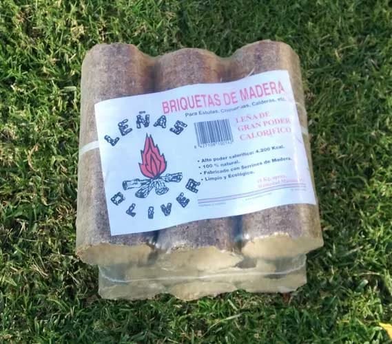 Briquetas de madera para chimenea y estufa 10 kg, 8 troncos: vista lateral