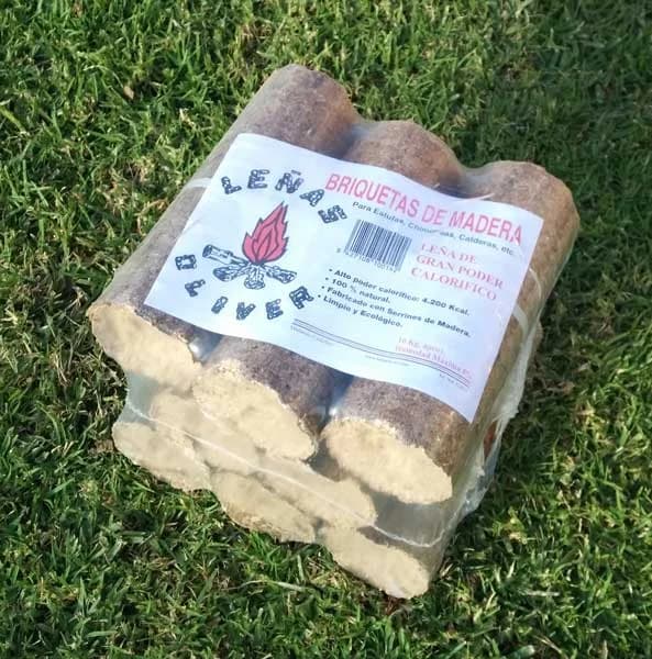 Briquetas de madera para chimenea y estufa 10 kg, 8 troncos — briquetas de madera