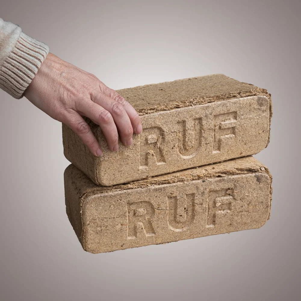 Briquetas RUF de madera prensada 12 kg, 6 lingotes de 5.000 kcal: sostenido en la mano para ver el tamaño