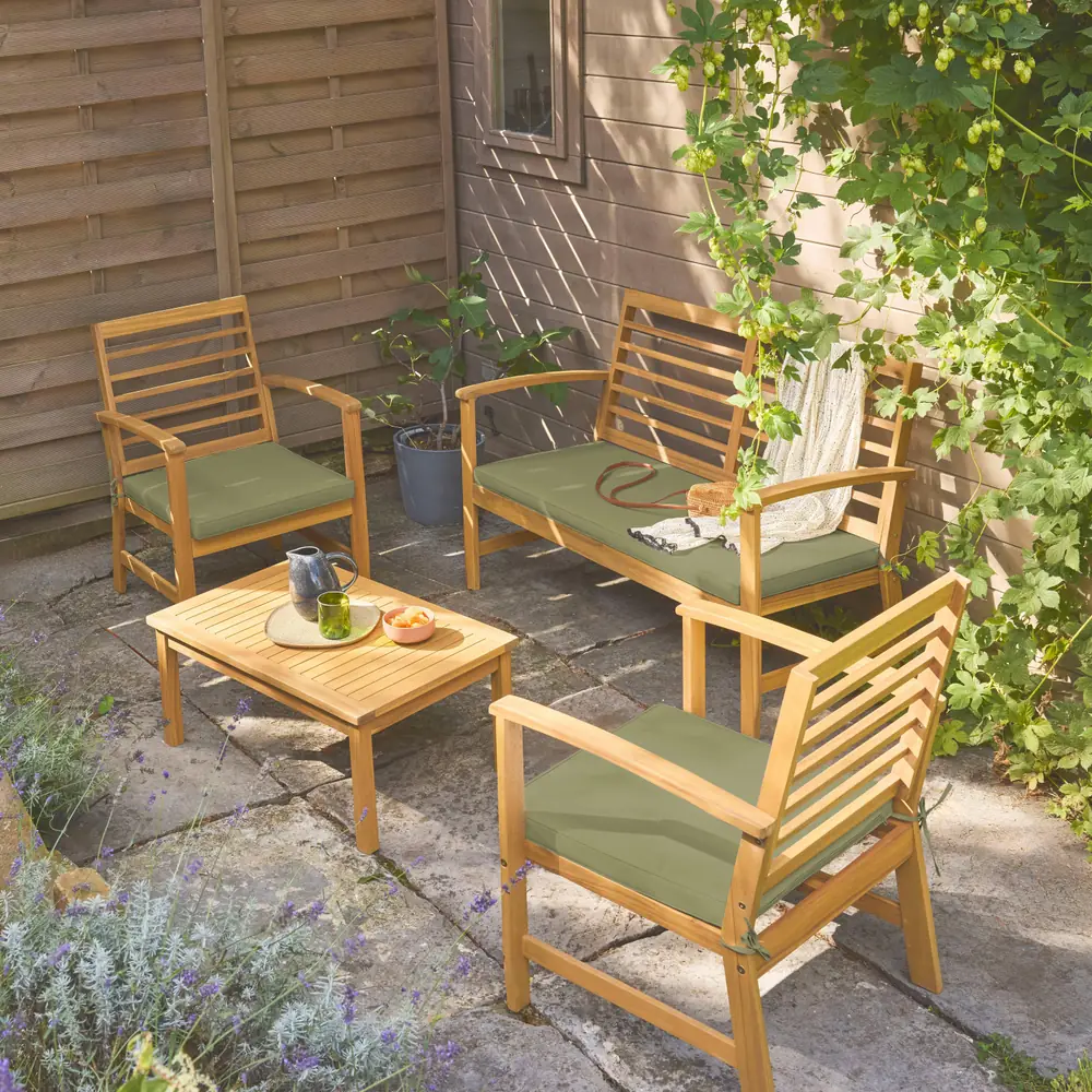 Conjunto de jardín de madera de acacia para 4 personas, en verde kaki, verde grisáceo o beige: el conjunto montado en la terraza, con los cojines puestos y la mesa de centro