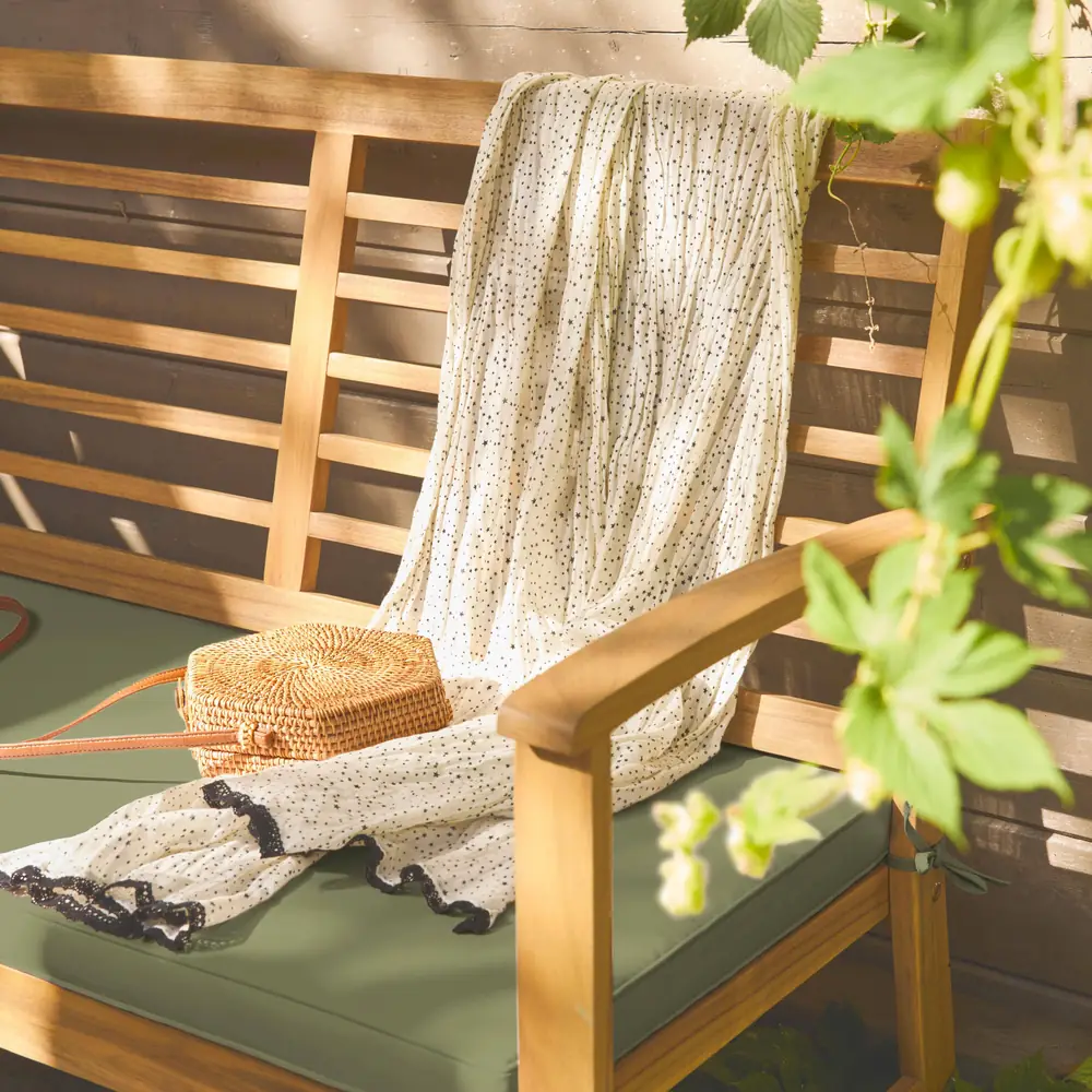 Conjunto de jardín de madera de acacia para 4 personas, en verde kaki, verde grisáceo o beige: el sofá de madera de acacia con su cojín y una manta, visto de cerca