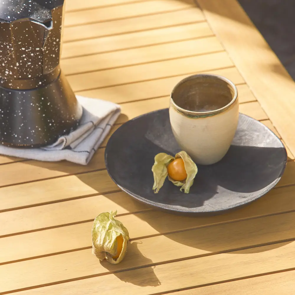 Conjunto de jardín de madera de acacia para 4 personas, en verde kaki, verde grisáceo o beige: detalle del tablero de la mesa de madera de acacia con unas tazas encima