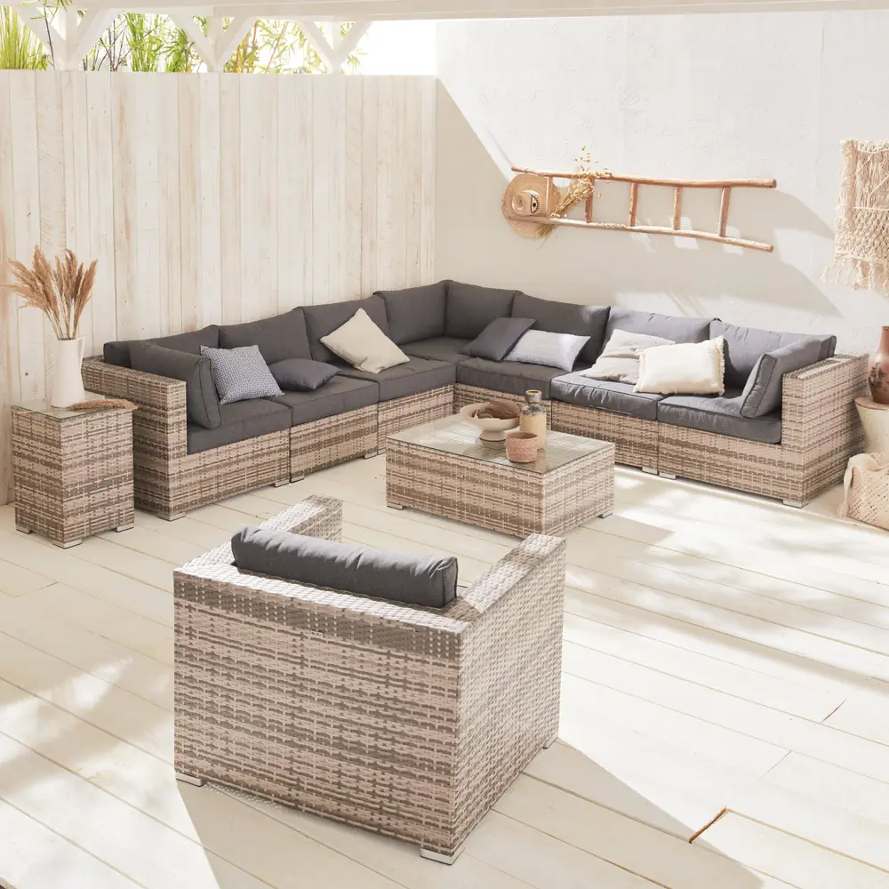 Conjunto de jardín de resina tejida para 10 personas con mesa de centro, en gris o beige: el conjunto montado en la terraza, con los cojines puestos y la mesa de centro
