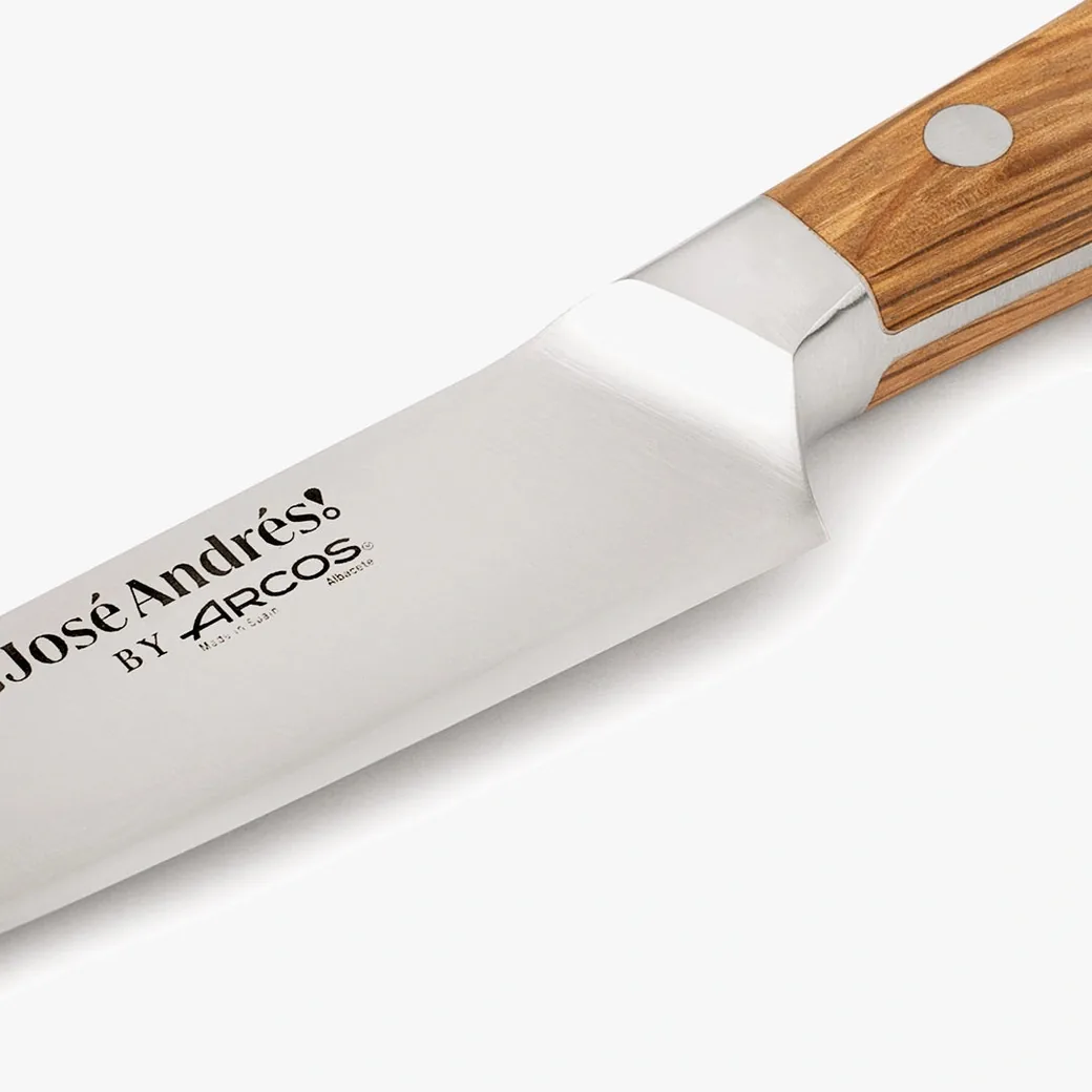 Cuchillo de cocina Arcos José Andrés 150 mm forjado con mango de encina: detalle de cerca del producto