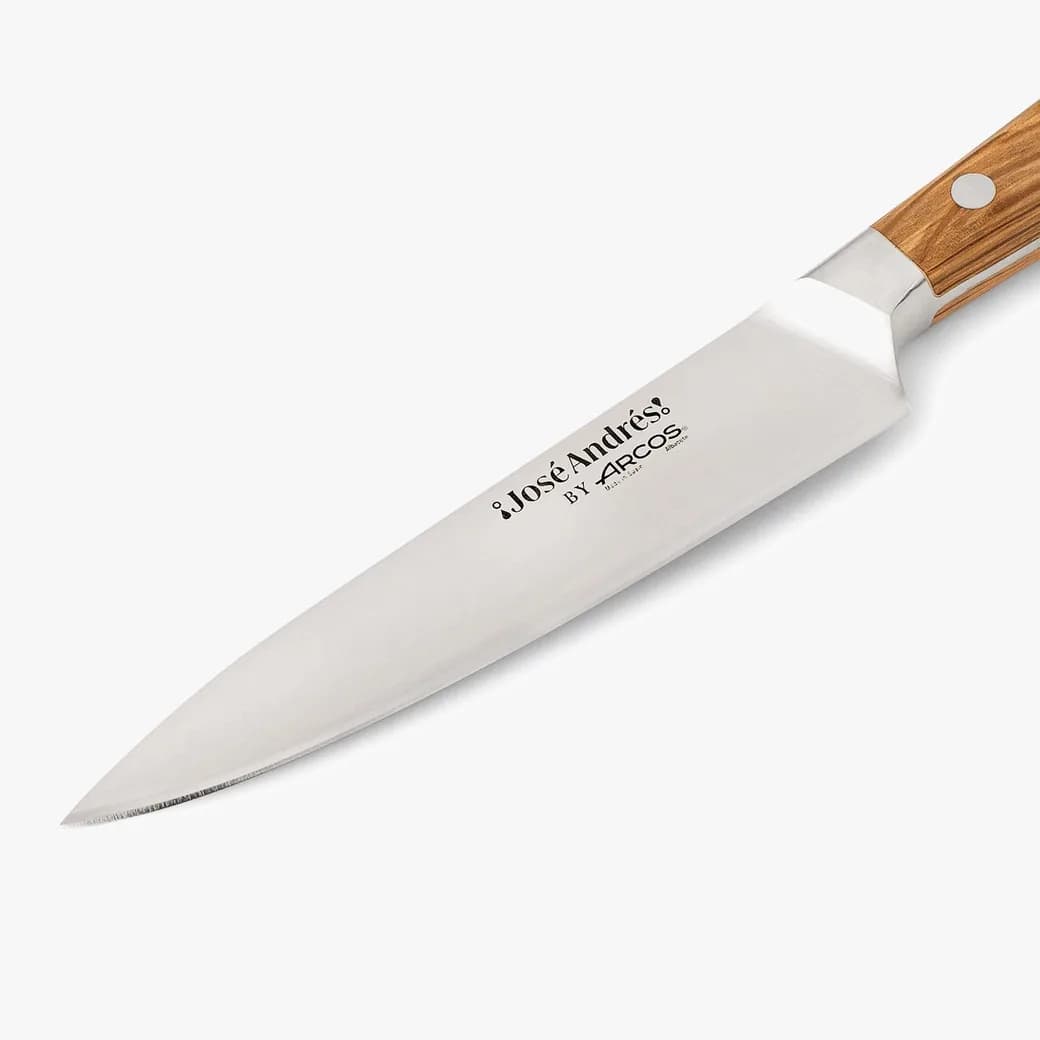 Cuchillo de cocina Arcos José Andrés 150 mm forjado con mango de encina: detalle de la hoja de acero