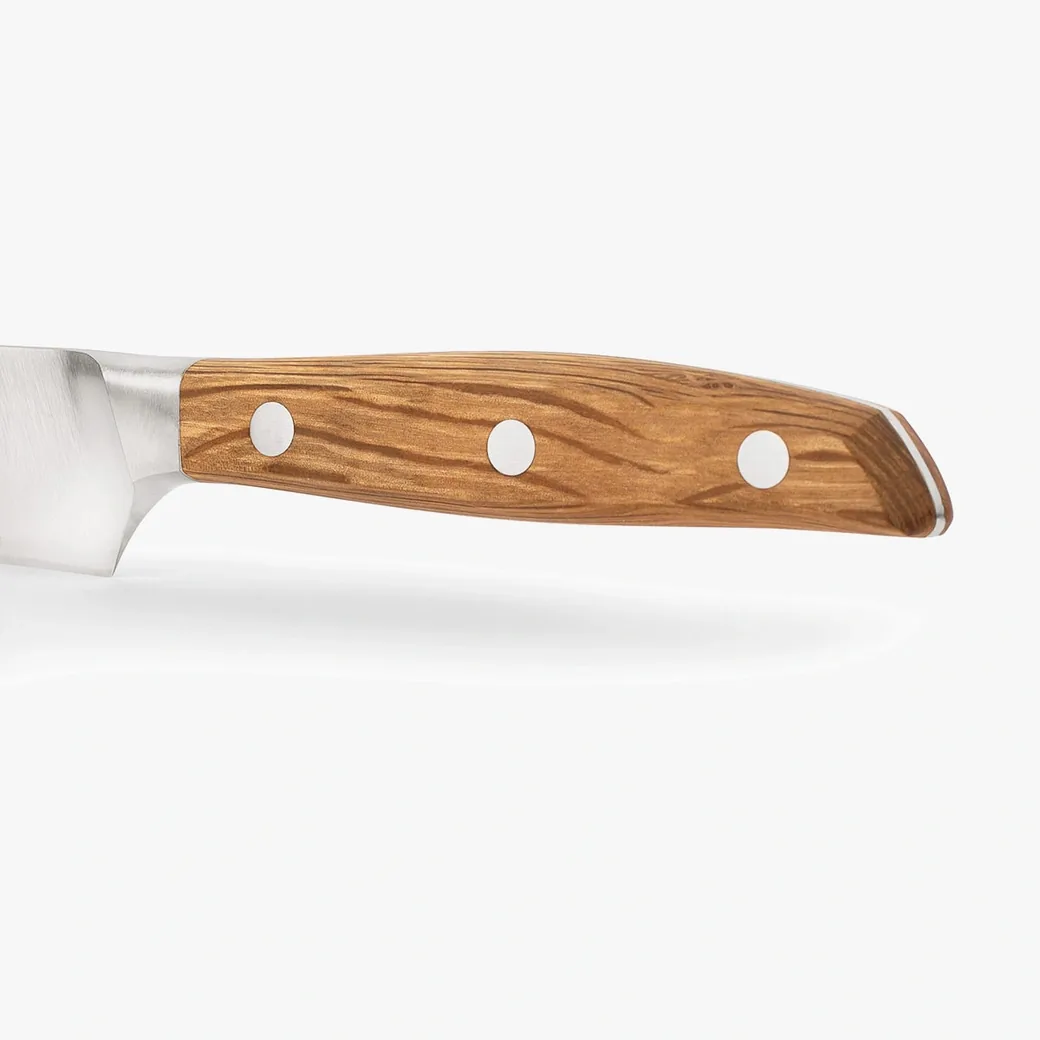 Cuchillo de cocina Arcos José Andrés 150 mm forjado con mango de encina: detalle del mango y sus remaches de acero