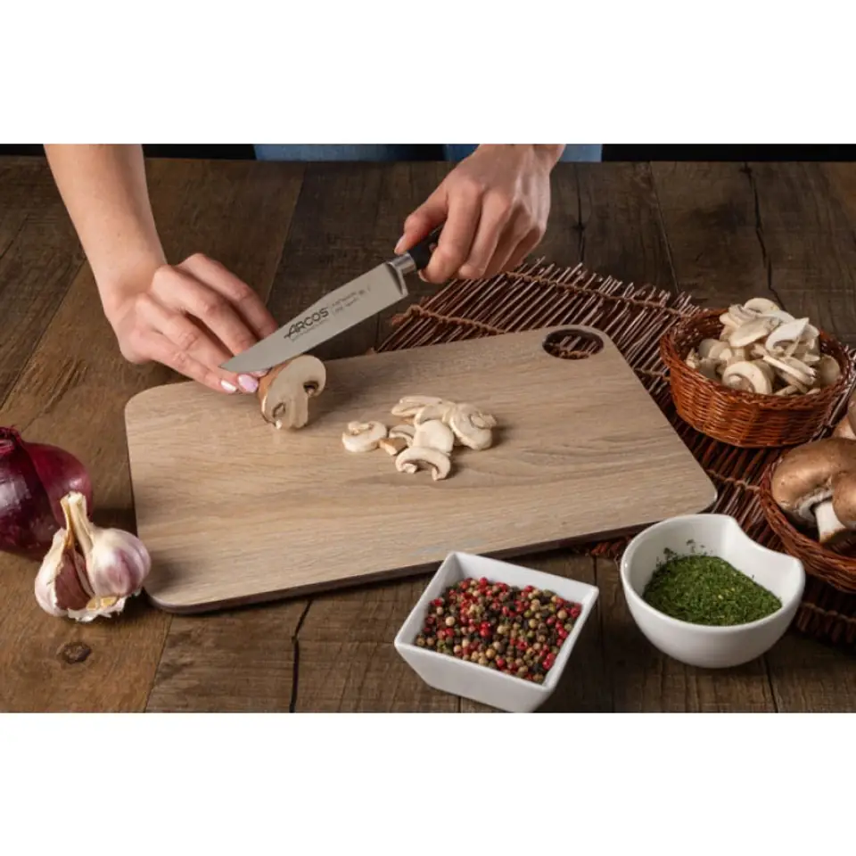 Cuchillo de cocina Arcos Riviera 15 cm forjado NITRUM con estuche: en uso durante una barbacoa