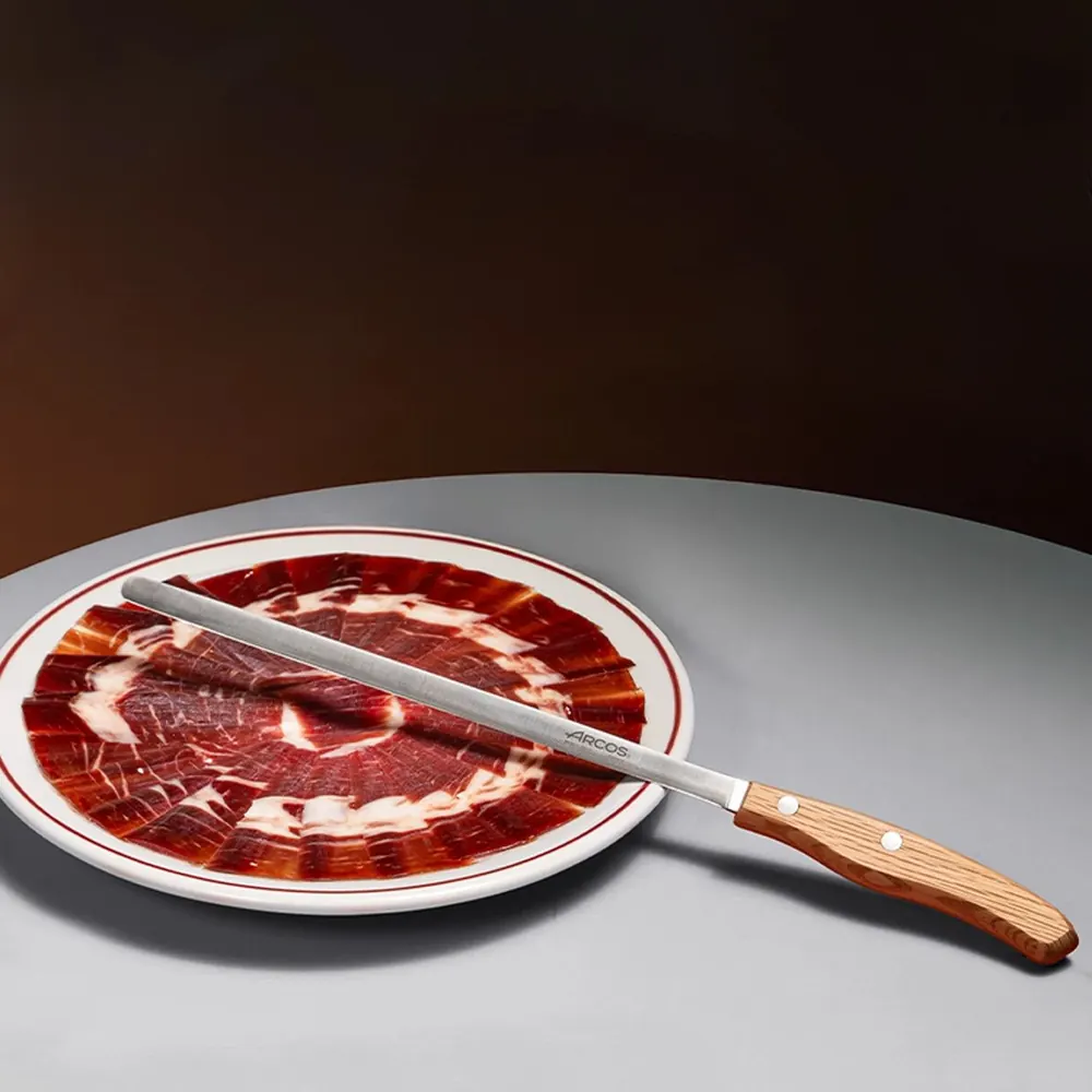 Cuchillo jamonero Arcos José Andrés 240 mm ligero con mango de encina: cortando lonchas finas de jamón