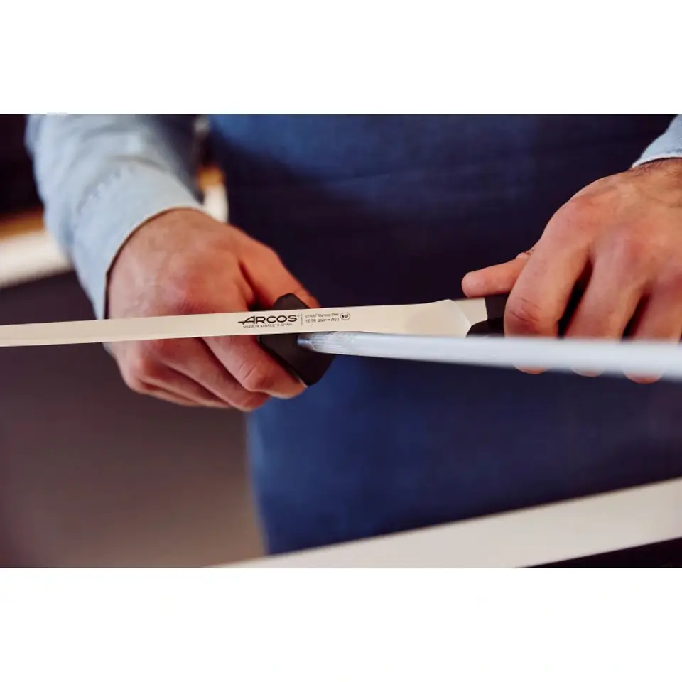 Cuchillo jamonero Arcos Manhattan 25 cm forjado con hoja flexible: en uso durante una barbacoa