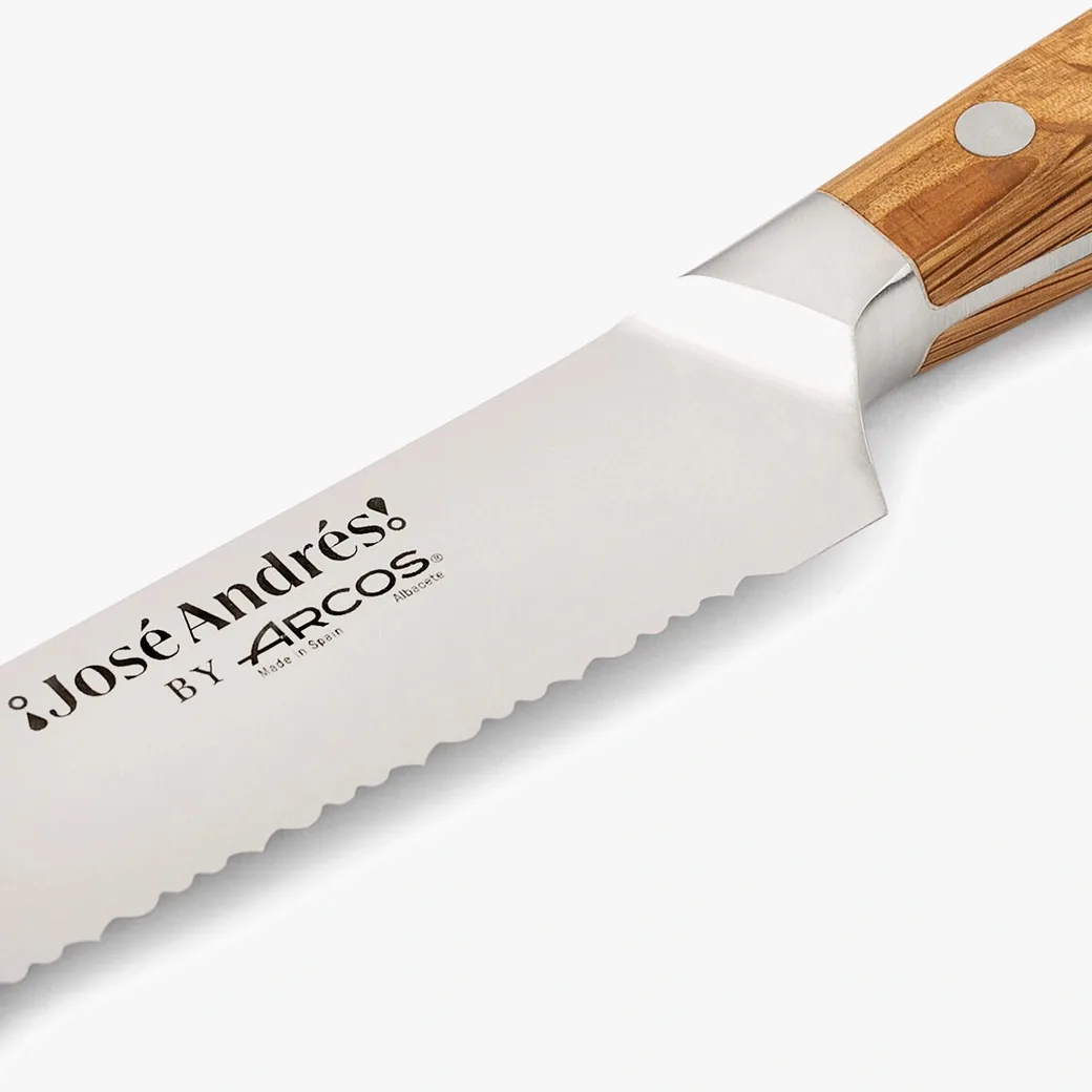 Cuchillo panero Arcos José Andrés 200 mm de sierra con mango de encina: detalle de cerca del producto