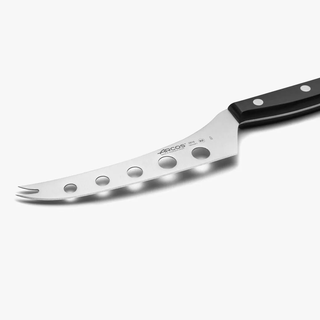Cuchillo de queso Arcos Universal 14,5 cm con hoja de alvéolos: los alvéolos de la hoja que evitan que el alimento se pegue
