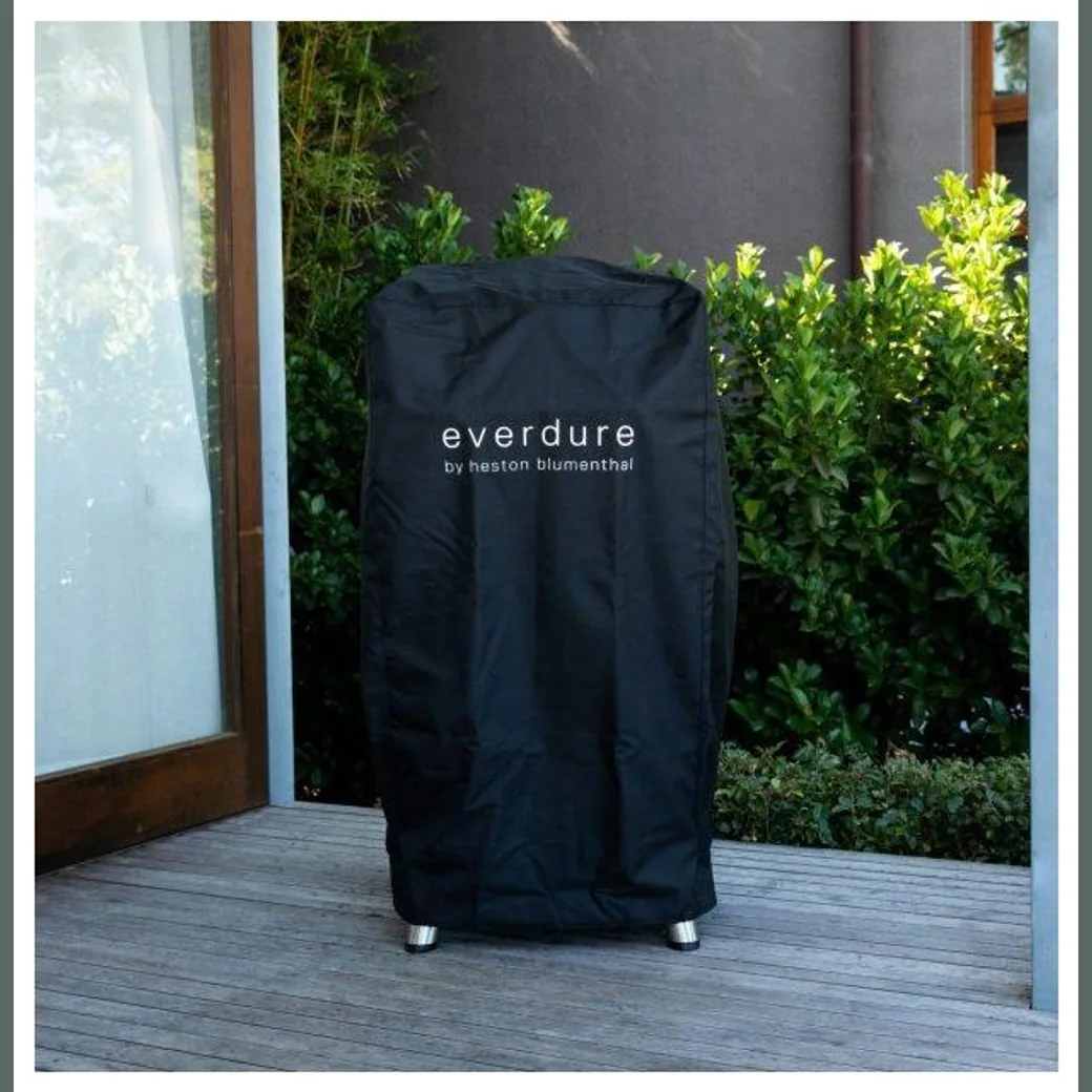 Funda impermeable para barbacoa Everdure 4K: puesta sobre la barbacoa en el jardín