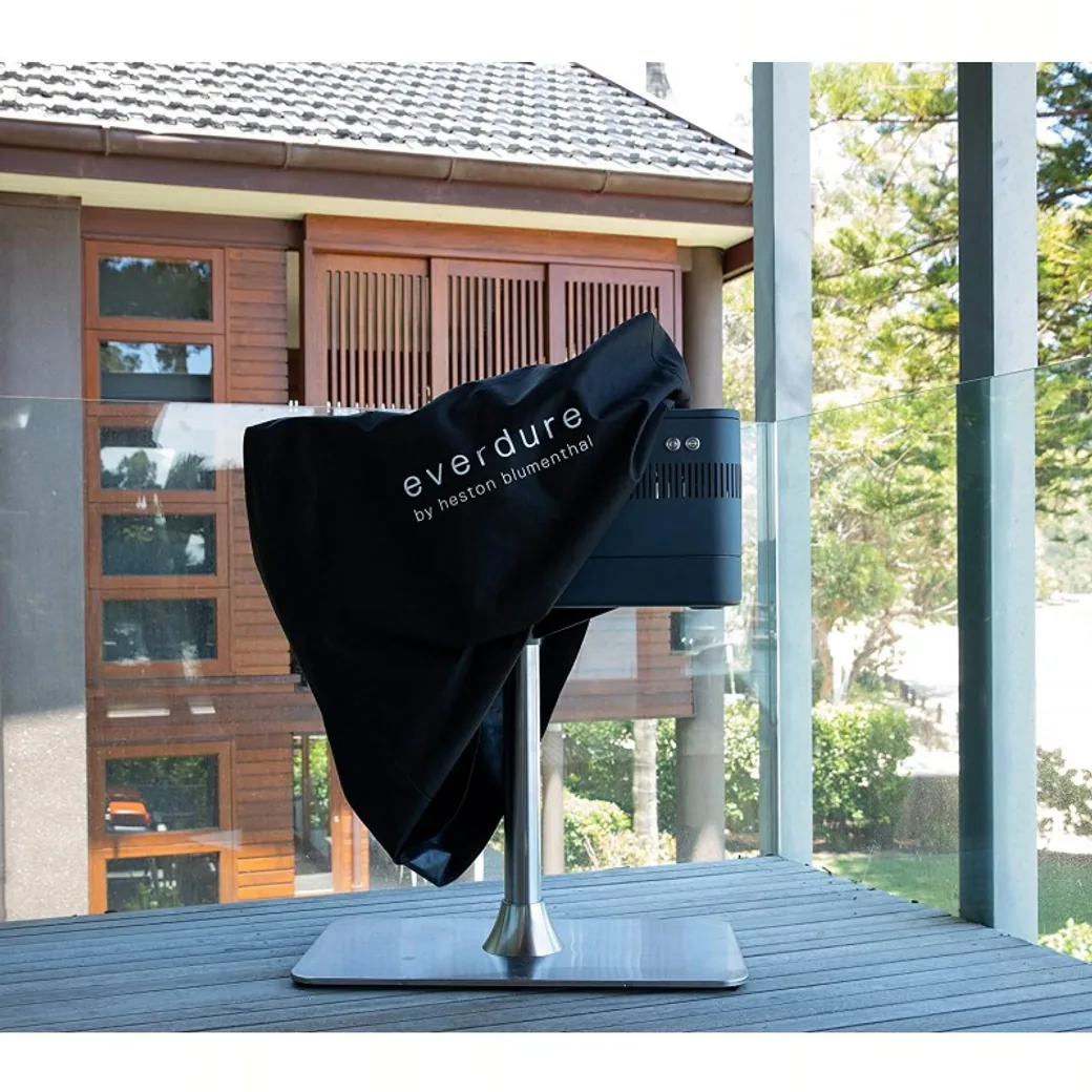 Funda impermeable para barbacoa Everdure Fusion: puesta sobre la barbacoa en el jardín