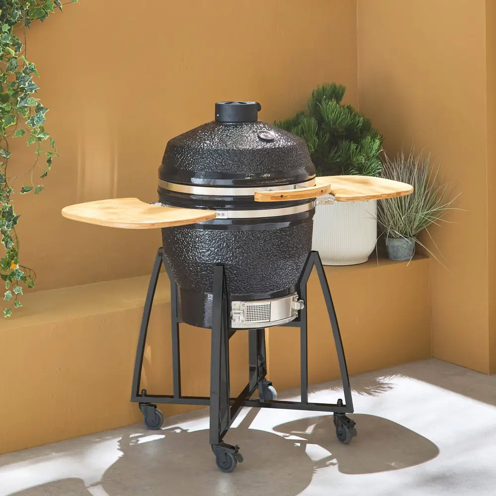 Kamado de cerámica Ø 54,5 cm con carro, mesas de bambú y funda: instalada en el jardín, lista para cocinar