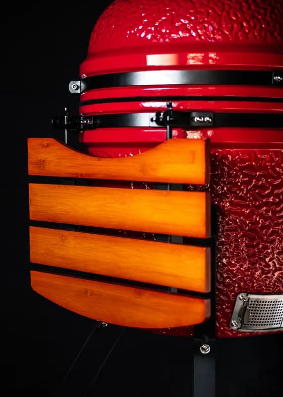 Barbacoa kamado Create de cerámica 21" roja: instalada en el jardín, lista para cocinar