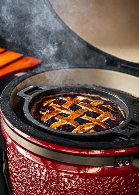 Barbacoa kamado Create de cerámica 21" roja: horneando una tarta dentro de la barbacoa cerrada