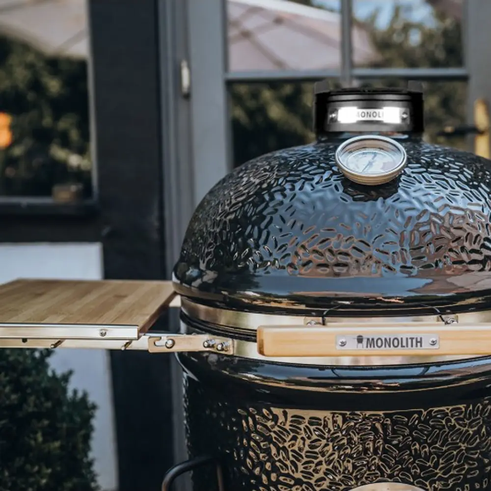Kamado Monolith LeChef 55 cm Serie Pro 2.0 con carro y mesas de bambú: instalada en el jardín, lista para cocinar