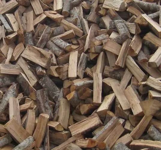 Leña de haya en saco 12 kg: montón de producto a granel