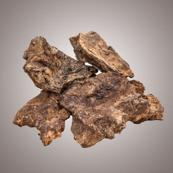 Leña de olivo en saco 12 Kg: montón de producto a granel