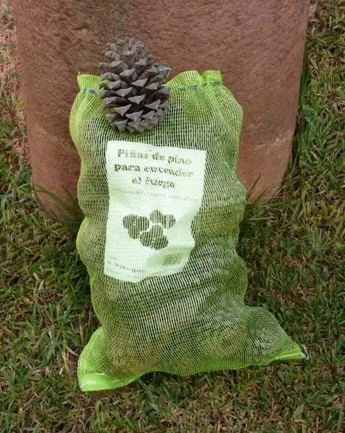Piñas de pino secas para encender barbacoa y chimenea, 15-20 uds: una piña de pino sobre el saco, para ver el tamaño