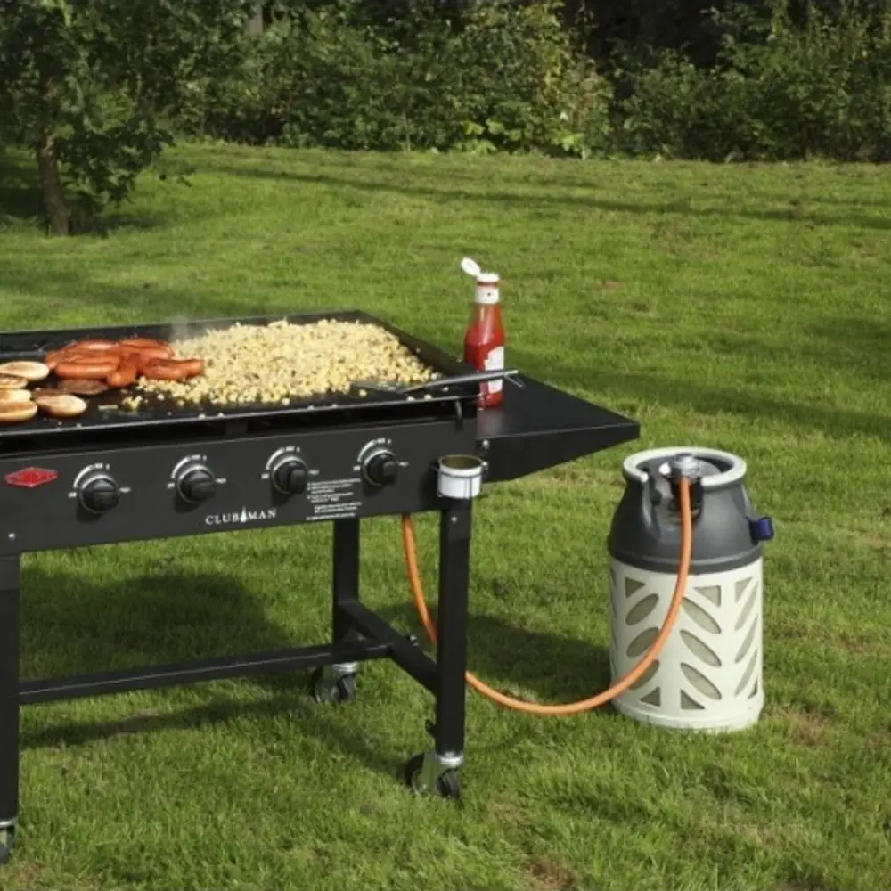 Plancha de gas BeefEater Clubman 4 quemadores 90 x 50 cm con carro: instalada en el jardín, lista para cocinar