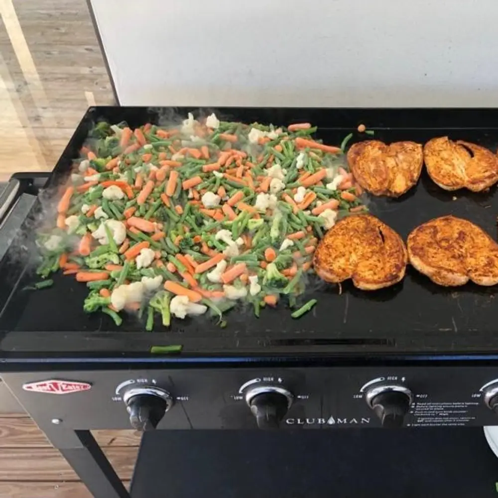 Plancha de gas BeefEater Clubman 4 quemadores 90 x 50 cm con carro: la superficie de cocción con toda la comida a la vez