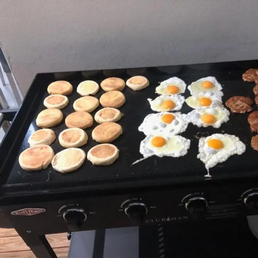 Plancha de gas BeefEater Clubman 4 quemadores 90 x 50 cm con carro: en uso durante una barbacoa