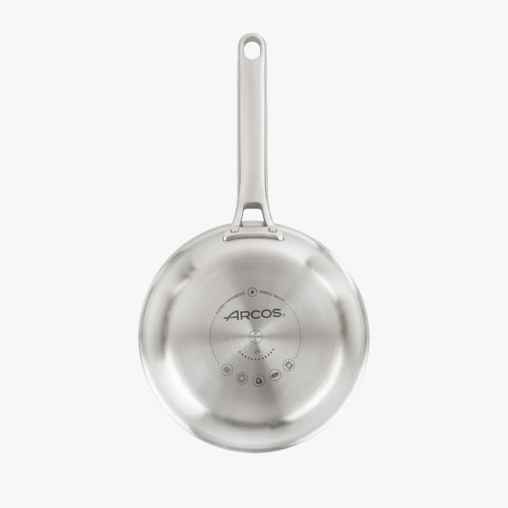 Sartén de acero inoxidable Arcos Samoa 20 cm sin antiadherente, para inducción: la base con la marca y el símbolo de inducción