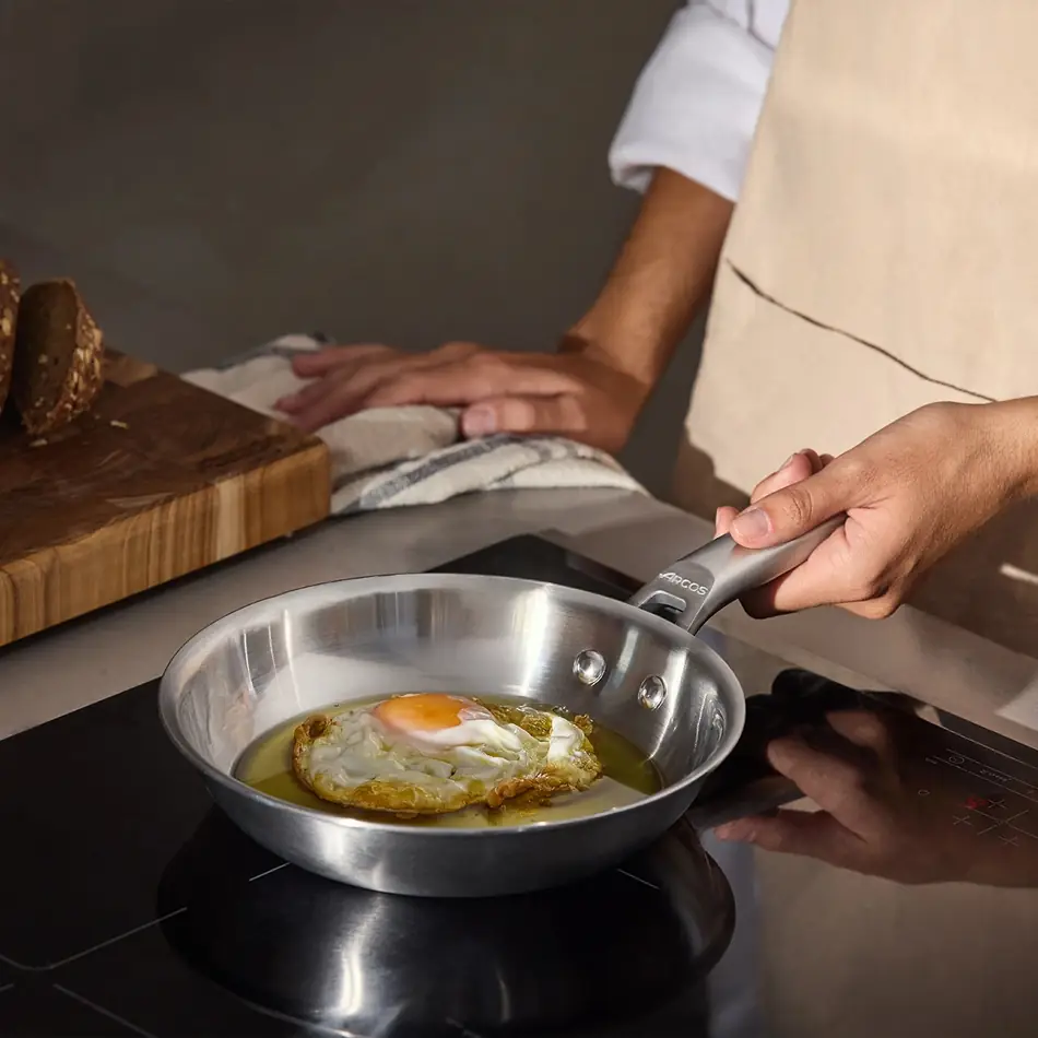 Sartén de acero inoxidable Arcos Samoa 20 cm sin antiadherente, para inducción: en uso durante una barbacoa