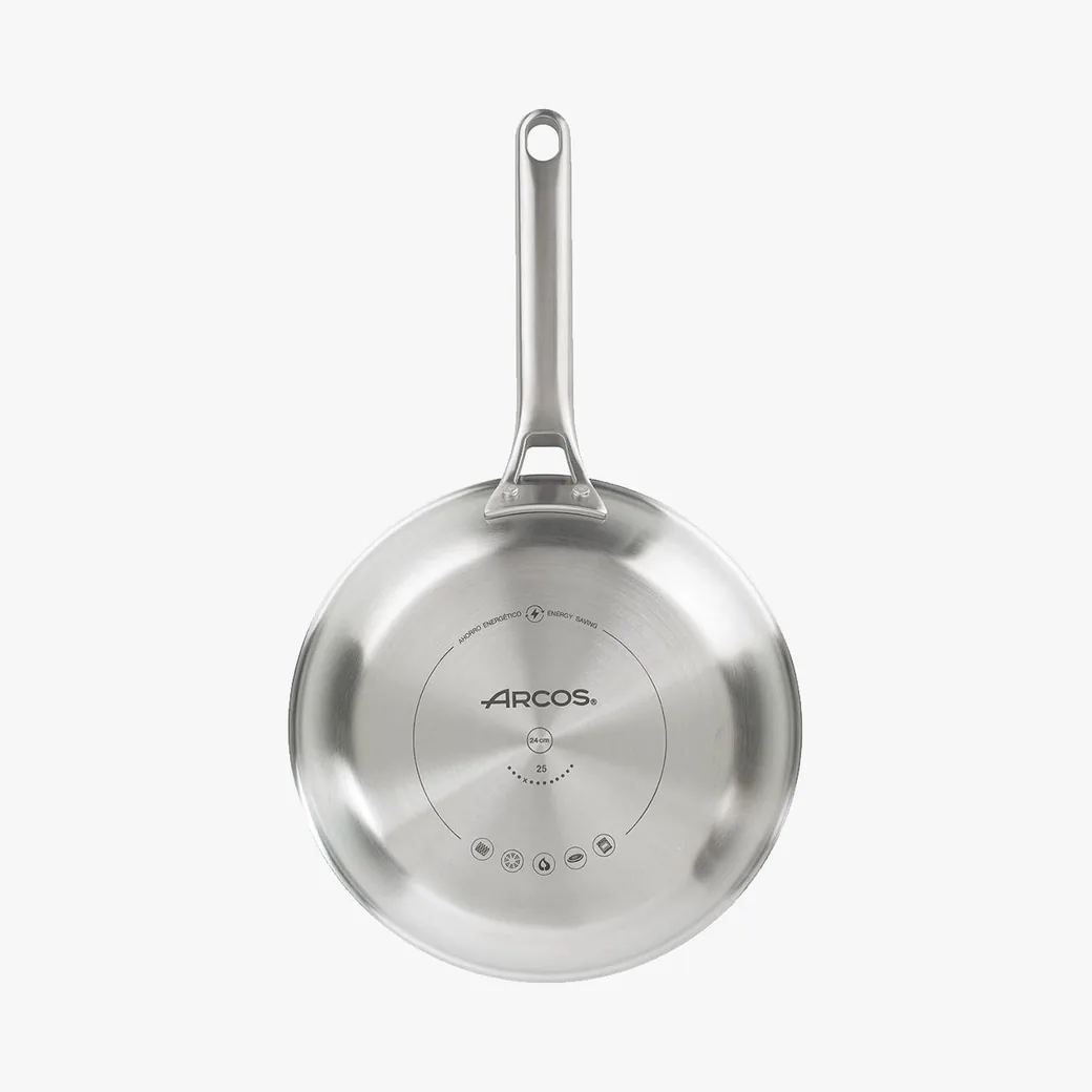 Sartén de acero inoxidable Arcos Samoa 24 cm sin antiadherente, para inducción: la base con la marca y el símbolo de inducción