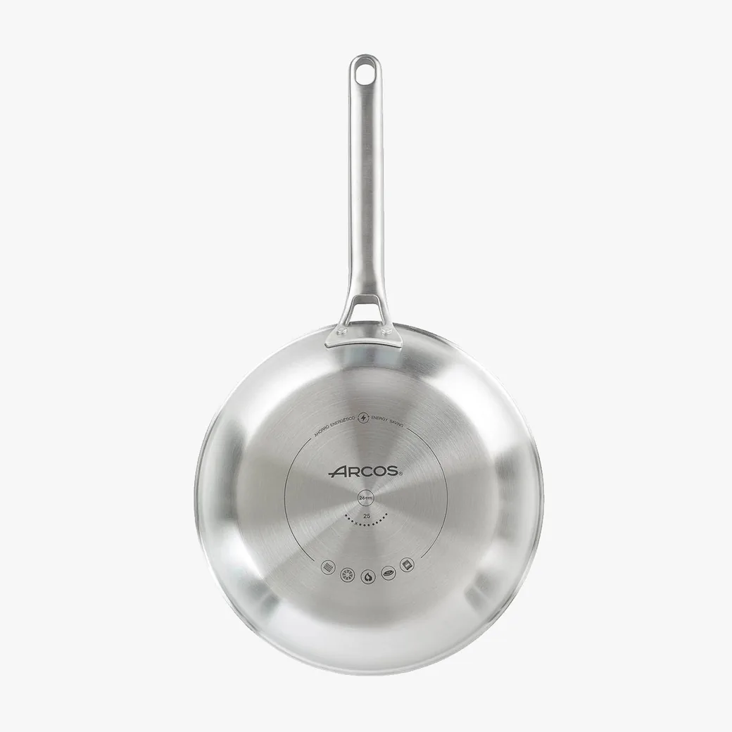 Sartén de acero inoxidable Arcos Samoa 26 cm sin antiadherente, para inducción: la base con la marca y el símbolo de inducción