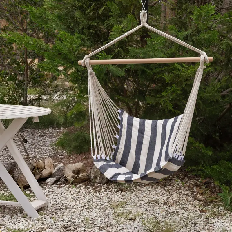 Silla colgante Aktive de algodón y poliéster a rayas 95x50x110 cm: instalada en el jardín, lista para cocinar