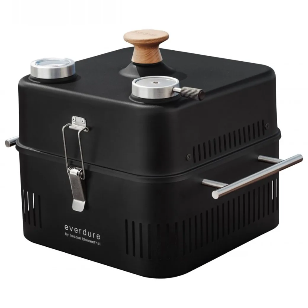 Tapa horno Everdure Cube con termómetro, para asar y ahumar: montada sobre la barbacoa, cerrada con sus cierres